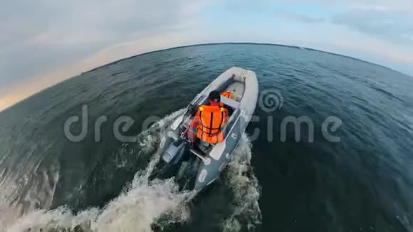一个穿着救生衣在小艇上漂浮的人的俯视图视频的预览图