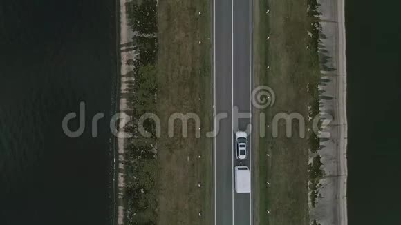 一辆有露营者的汽车在加拿大的一条河上行驶家庭路行视频的预览图