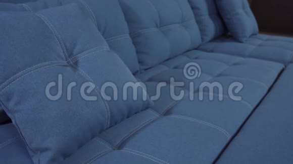 装饰蓝色简约设计师枕头整齐地躺在时尚沙发上视频的预览图