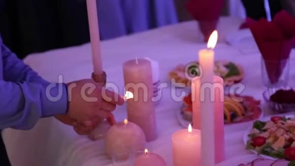 情人节服务员点了一支蜡烛浪漫晚餐视频的预览图