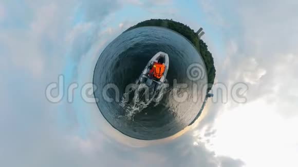 一艘被人骑着的小艇360度全景视频的预览图