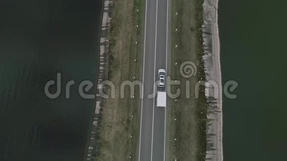 一辆载着露营者的汽车在冰岛的一条河上行驶家庭旅行空中飞行视频的预览图