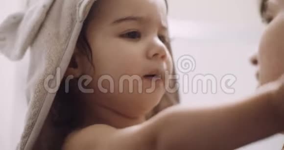 可爱的学步女孩洗澡后做她的肖像视频的预览图