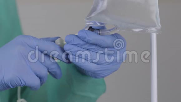 静脉输液的灌装系统冠状病毒治疗视频的预览图