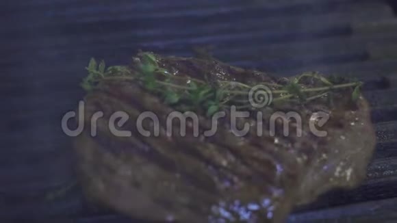在餐厅的厨房里烤着一块肉片菲力牛排和迷迭香视频的预览图