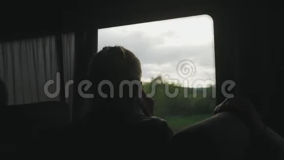 女人在公车上打电话剪影视频的预览图