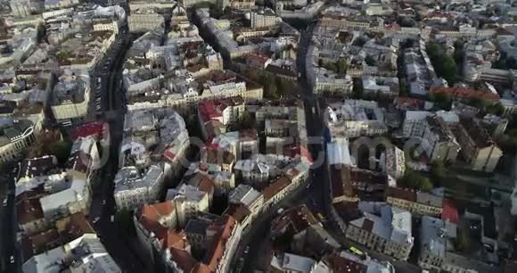 空中基辅乌克兰利沃夫老城拉图什市政厅视频的预览图
