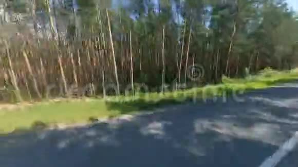 摩托车在运动中从360度射击摩托车在路上视频的预览图