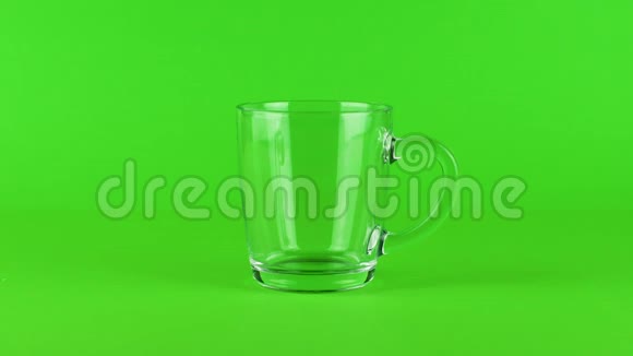 倒入糖杯玻璃厚底绿色对比背景概念视频的预览图
