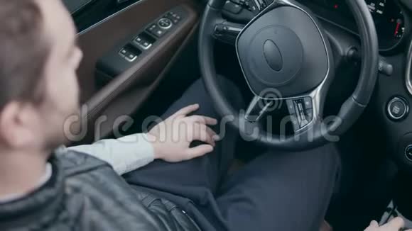 自动驾驶车辆有人在驾驶座视频的预览图