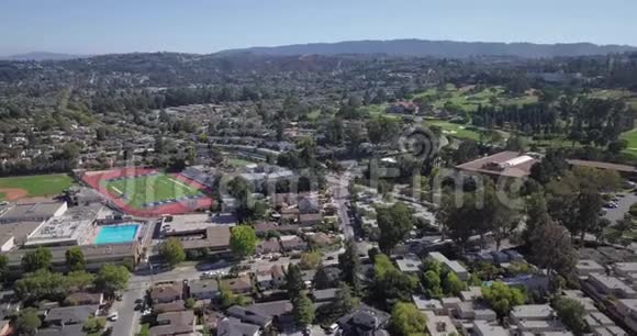 郊区大学足球场和高尔夫球场的住宅视频的预览图