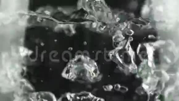 在有透明玻璃墙的水壶里水沸腾了黑色背景视频的预览图