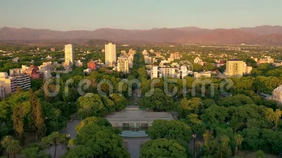 阿根廷城市和门多萨的鸟瞰图视频的预览图