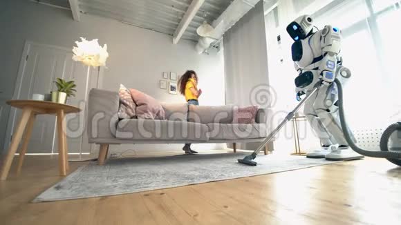 一个机器人使用吸尘器而一个女人在电话里说话机器人和人类的合作视频的预览图