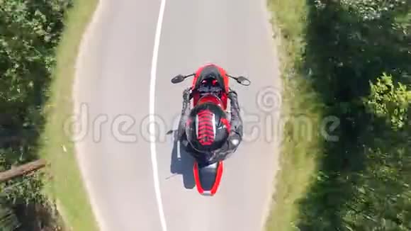 在最高视野中驾驶摩托车视频的预览图