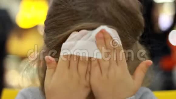 儿童卫生女婴用湿毛巾擦脸视频的预览图