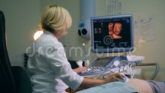 女医生在检查怀孕病人时使用超声波视频的预览图