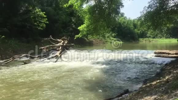 费奇河流经岩石的水流视频的预览图