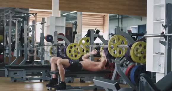 在一个体育锻炼的人他锻炼身体努力举重工作良好生活方式健康视频的预览图