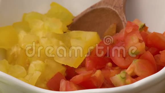黄色胡椒碗里的西红柿视频的预览图
