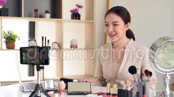 著名博主的4K视频开朗的女性vlogger在为日常化妆导师录制视频的同时展示化妆品产品i视频的预览图