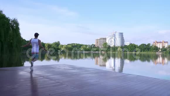 城市湖边跳绳健康青少年运动员训练视频的预览图