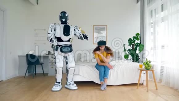 女人用VR眼镜控制一个机器人Cyborg和人类概念视频的预览图