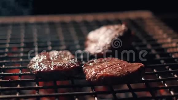 烤架上的肉排很多火最慢的动作火焰牛肉牛排特写厨师正在燃烧视频的预览图