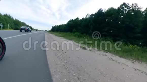 高速公路与摩托车交叉车道视频的预览图
