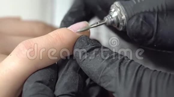 美甲师用黑色手套做美甲硬件修指甲整形机视频的预览图