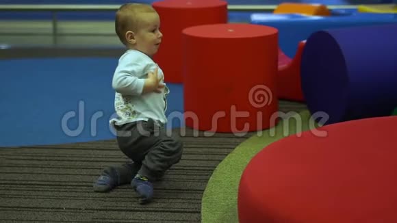 可爱的男孩欢快地在机场的儿童游乐区慢动作奔跑视频的预览图