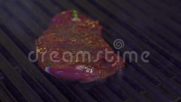 在餐厅的厨房里烤一块生牛肉牛排视频的预览图