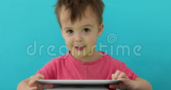 可爱的学步女孩使用平板电脑视频的预览图