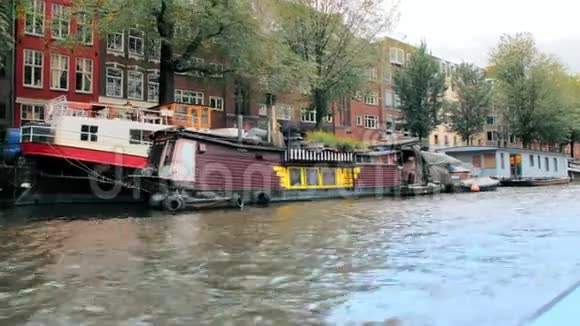 荷兰阿姆斯特丹2019年9月奇怪的游艇停泊在街道上市中心的房屋立面视频的预览图