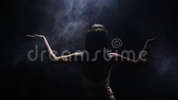从后面看克利奥帕特拉站在烟雾中双臂张开视频的预览图