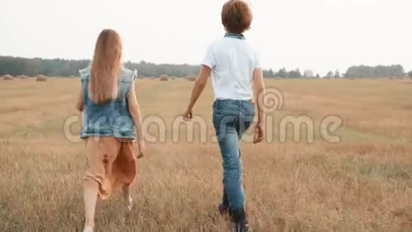 两个时髦的青少年在乡间散步的后景视频的预览图