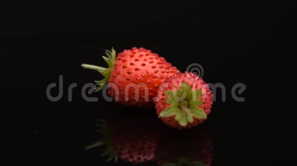 黑背景草莓视频的预览图