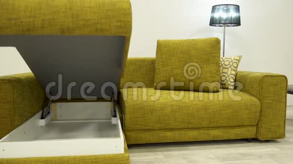 明亮的黄色角落沙发与别致的时尚对比黄色装潢视频的预览图