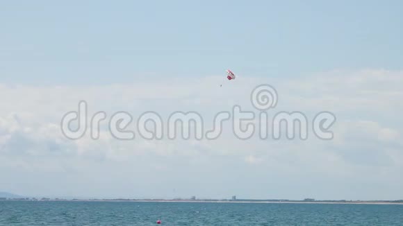 跳伞者在海上翱翔视频的预览图