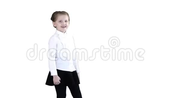 快乐可爱的小女孩走在相框里在白色的背景上和镜头交谈视频的预览图