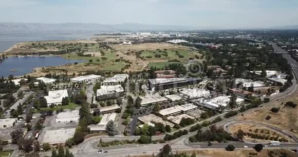 企业科技办公室鸟瞰谷歌校园海岸线圆形剧场视频的预览图