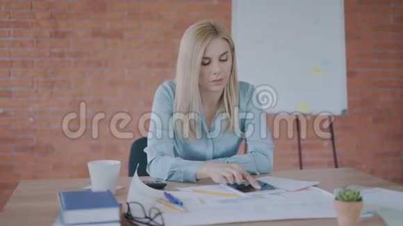 热情的女人用平板电脑工作在现代阁楼办公室工作4K视频的预览图