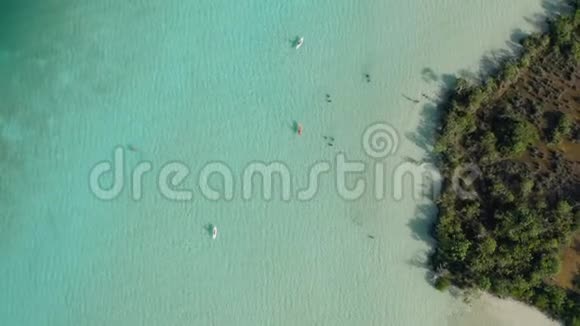 追踪贝里兹附近蓝水泻湖的皮艇4k空中射击视频的预览图