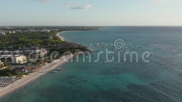 潜入一个晶莹剔透的加勒比海船坞4k空中镜头视频的预览图
