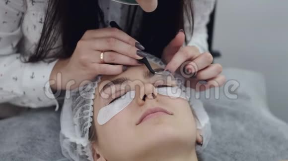 睫毛制造者正在眼睛上贴一个升降垫视频的预览图