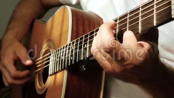 男人弹声吉他太阳透过吉他的弦发出光芒音乐和爱好视频的预览图