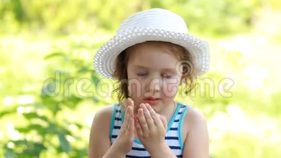 热带公园里的小女孩在身上和脸上涂了一种防蚊霜视频的预览图