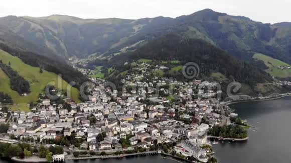 阿尔卑斯山下的城市视频的预览图