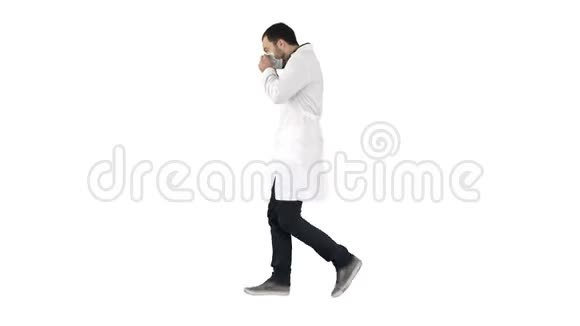步行医生在白色背景上戴上医疗面具视频的预览图