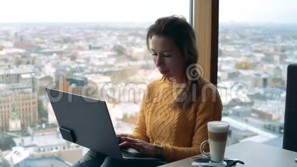 年轻的自由职业者女性操作笔记本电脑视频的预览图